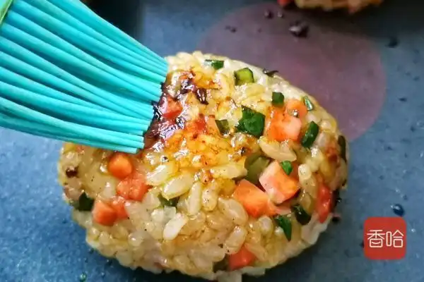 剩米饭的华丽变身,三两下变成营养主食,美味可口又营养