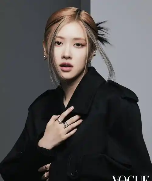 朴彩英港版vogue封面大片,穿吊带深v裙时尚,浮华,可爱又感性时尚_黑色