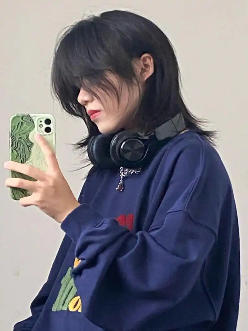 在也不自己剪刘海的给我剪残了"短发女生 "鲻鱼头发型          (浩宇