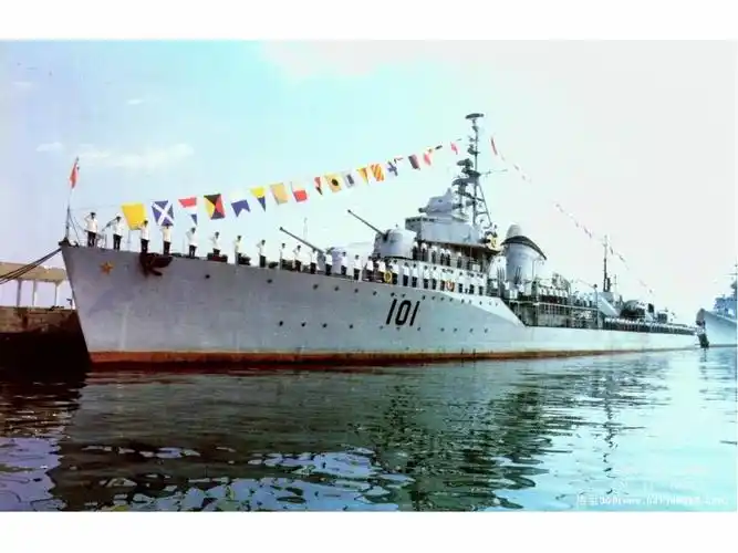 p>鞍山号驱逐舰(英文:anshan destroyer,舷号:101),是20世纪50年代