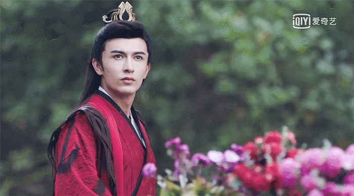 电视剧《芸汐传》今晚开播,米热饰演的顾七少明目朗星,清新俊逸,一袭