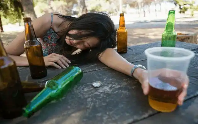 漫画解析喝醉酒的男女到底有多野看完你还敢喝酒吗