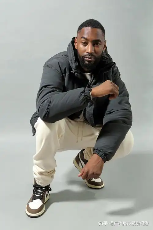 新款羽绒服拍摄黑人模特摆拍