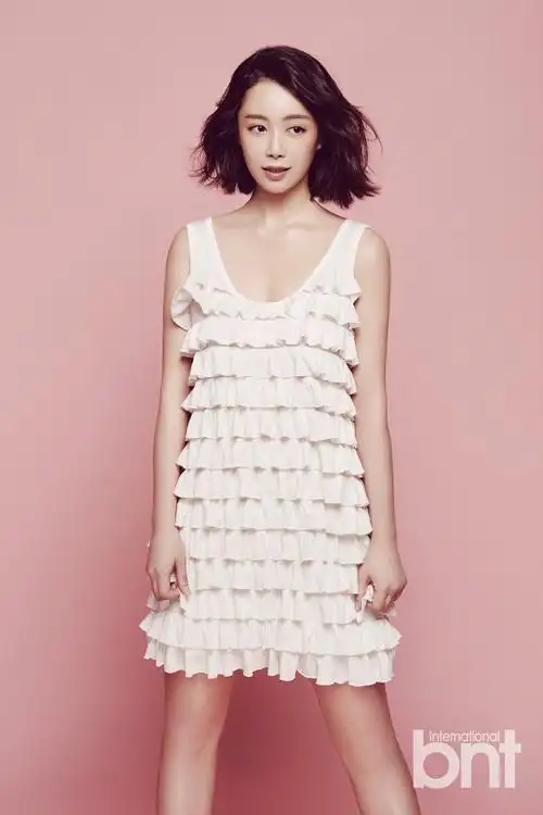 演员申智秀拍写真 蛋糕裙秀迷人锁骨