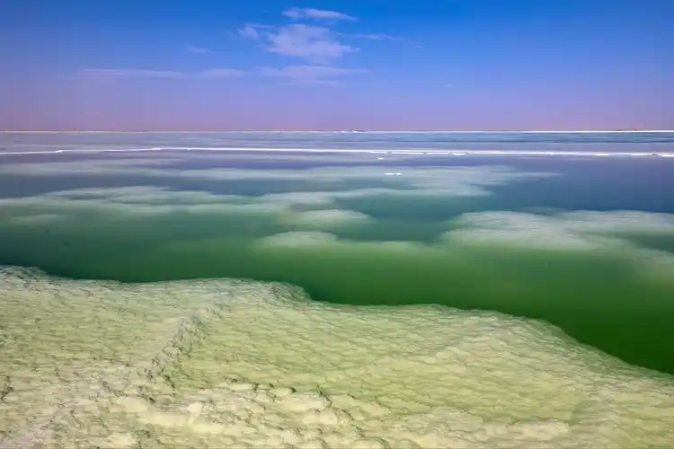 察尔汗盐湖,湛蓝色彩中的梦幻之湖