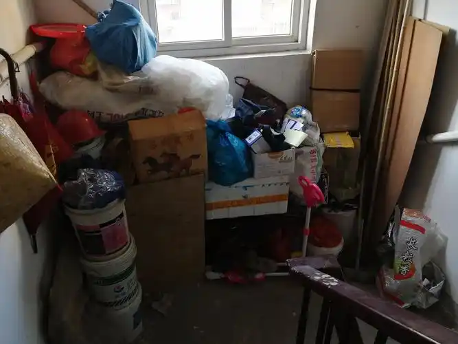 小区楼道堆满杂物 业主回家很受伤