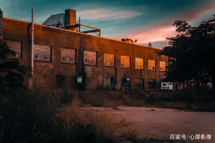 棕色的工业建筑工厂.