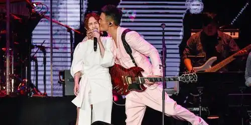 李荣浩突然亲杨丞琳致其脸歪 甜笑抱歉:不好意思