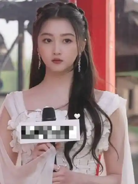 关晓彤白纱高定