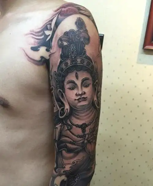 手臂经典佛像纹身图案回头率很高