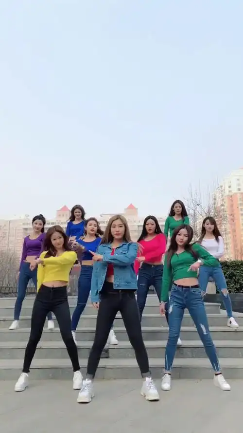 tf三只个人后援团         抖音锦尚天舞跳白小白最火歌曲最后我们