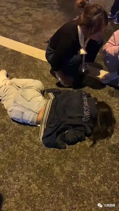 突发南部两名小女子被撞