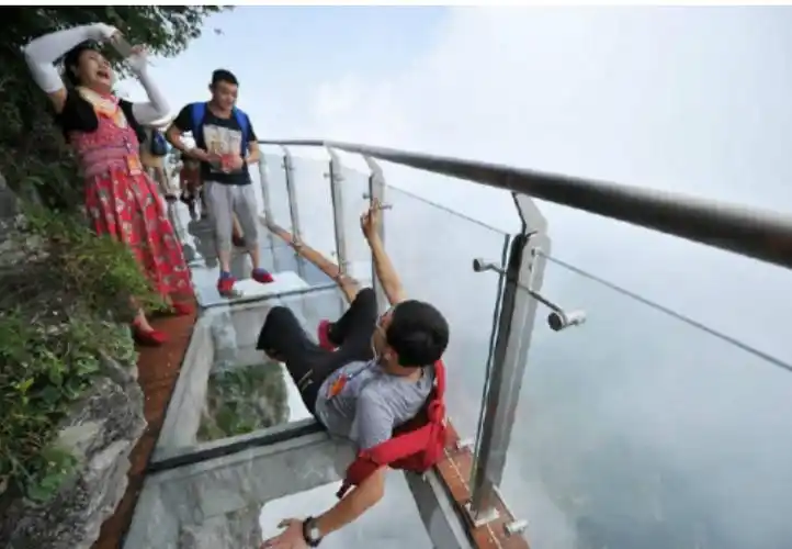 恐怖的景区玻璃栈道,游客走在上面,玻璃突然碎了!