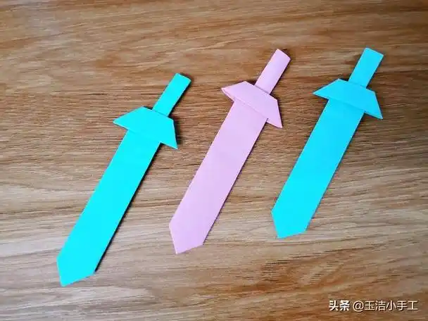 如何做一把纸剑,如何用纸做出一把剑(手工折纸:宝剑出鞘)