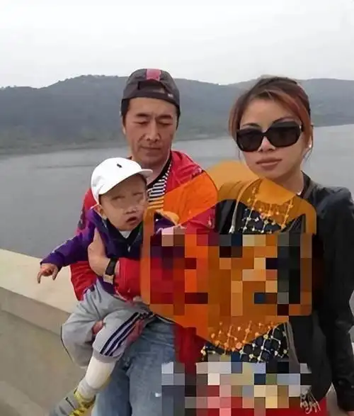 演员郑晓宁:49岁再婚娶娇妻,50岁当爸爸,不敢认老努力赚钱