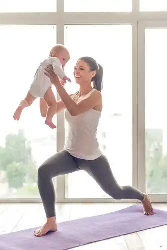 蓝色背景下妈妈抱着孩子