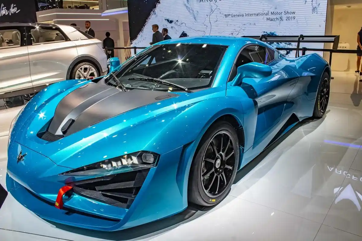 gt的背面非常复杂,线条非常锋利,充满运动感,这款北极狐你喜欢吗?