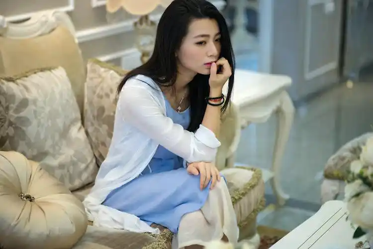 楼盘人像等老公回家吃饭