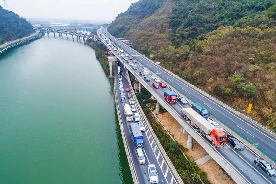 深度反思节日必堵的清连高速,游子的泪和自媒体的狂欢!