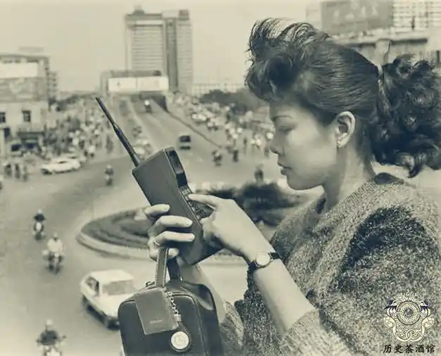 80年代的中国老照片:图七女子引人注目,图九情侣正在公园谈恋爱