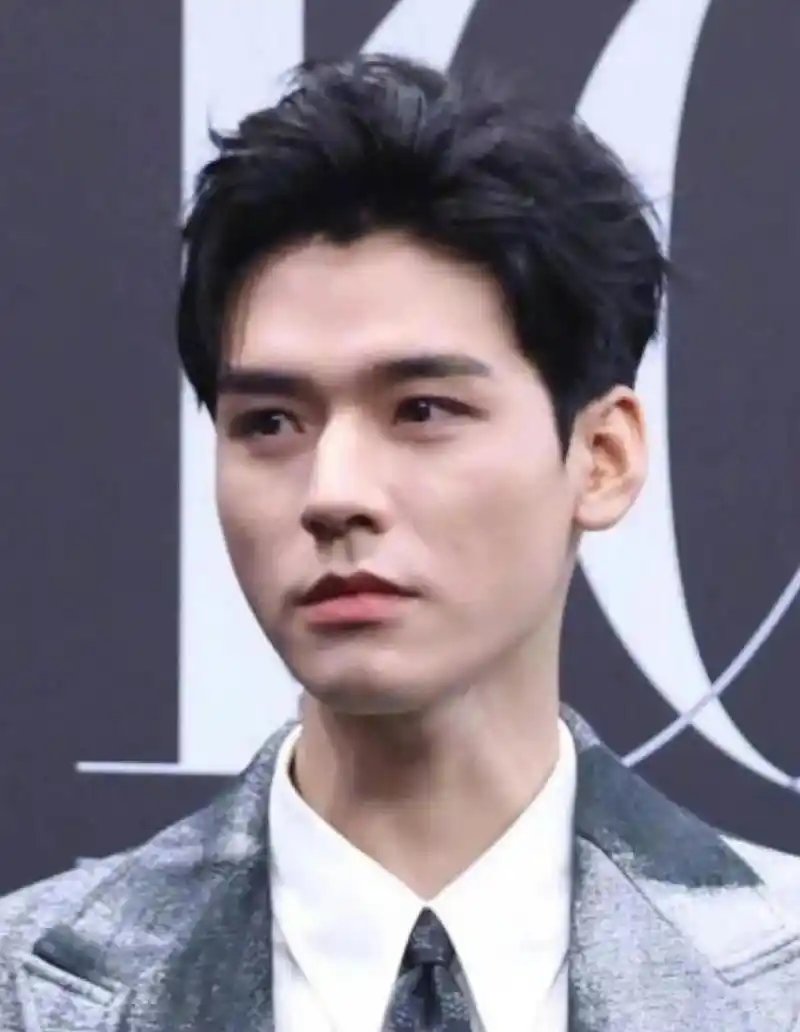 《时尚芭莎》男明星的正面照. 帅哥们的状态都很好. 你更选谁呢?