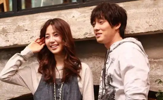 韩星苏志燮与韩智慧日前成为韩国某品牌服装代言人,成为继权相宇