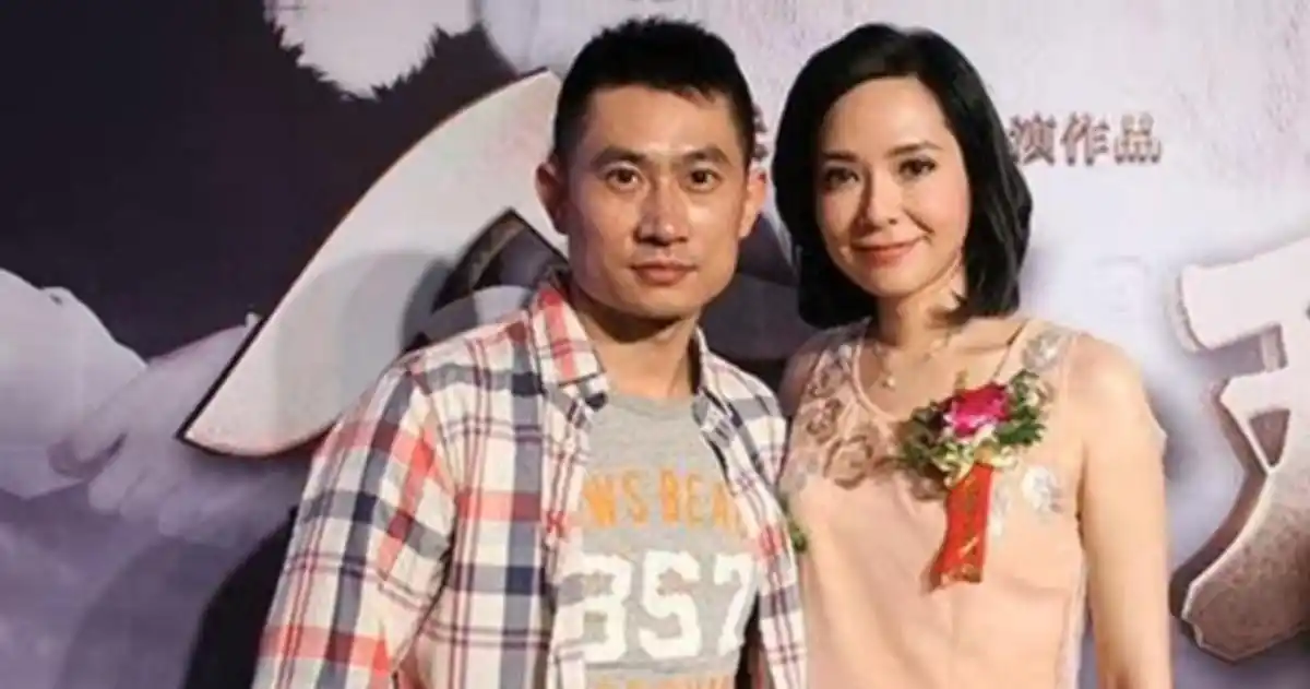 郭羡妮罕晒全家照时隔半年与小6岁老公相聚8岁女儿颜值出众