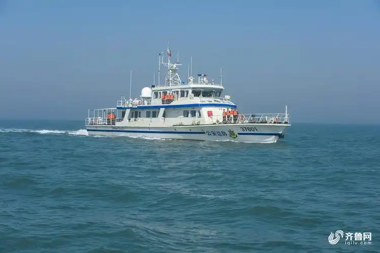 航行中的新型边防巡逻艇. (2).jpg