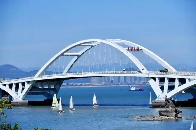 晚上的五缘湾大桥更有一番魅力,在灯光的映衬下,流光溢彩