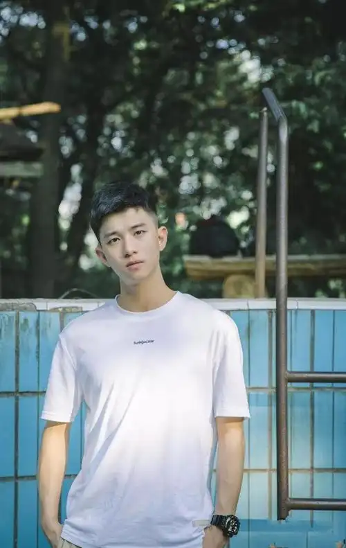 组图:帅气,白净的00后小奶狗,阳光下流着汗,楚楚可人的男孩!