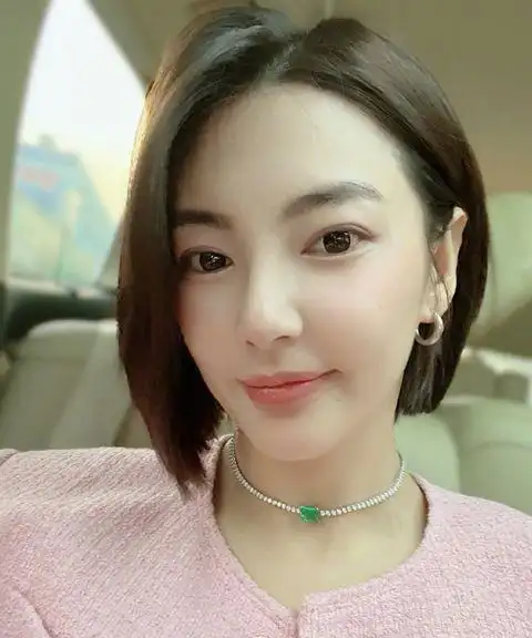 34岁张雨绮晒自拍深v衣领事业线若隐若现素颜皮肤白嫩无暇
