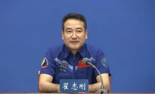 翟志刚结束航天任务回家探亲,却赶上母亲葬礼,抱骨灰盒失声痛哭|航天