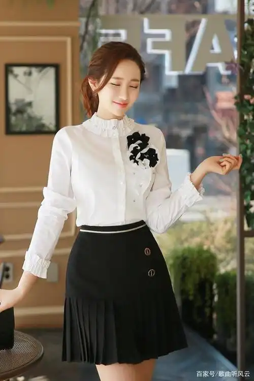 时尚美女不仅要着装优雅得体,还要用饰品来衬托,让自己变得更美