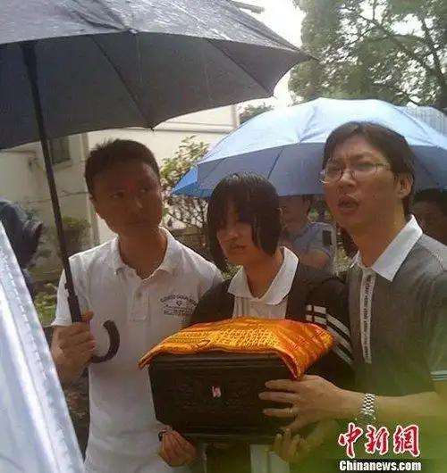 "最美司机"吴斌下葬杭州南山公墓烈士陵园