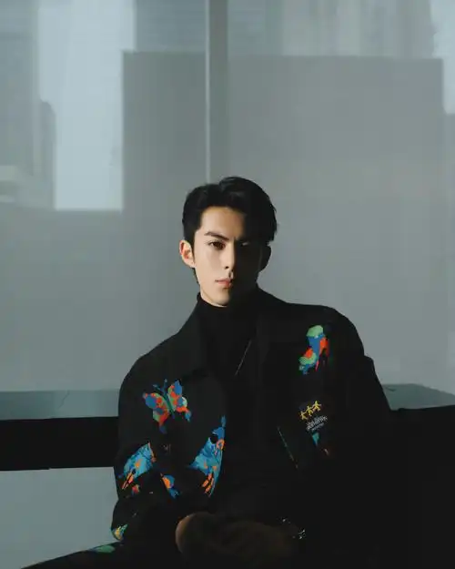 王鹤棣光影缤纷色彩大片#就是说任何人没看过王鹤棣的这组照片我都会