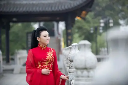 女中音刘子琪唱响中国好人