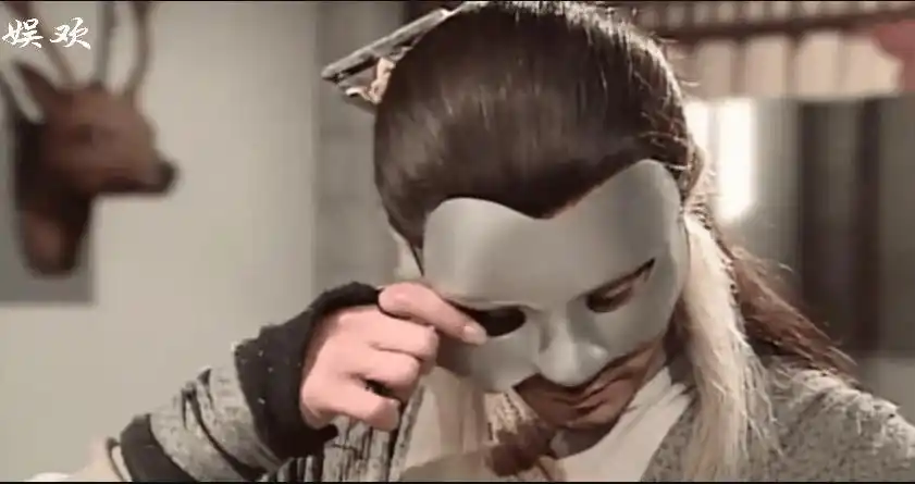 6版杨过摘面具,谁更丝滑顺畅?当他摘掉时,弹幕:还是戴上吧