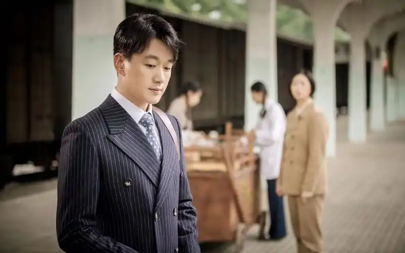 电视剧《奔腾年代》自10月24日开播以来,双台收视持续强劲破1,稳居