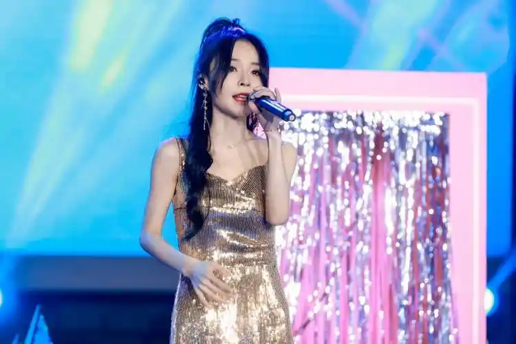 鱼闪闪压轴出演yy直播《星动音乐会》 再现神级翻唱