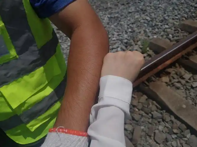 由于常年的室外作业,工长吴云逸的手臂晒得黝黑