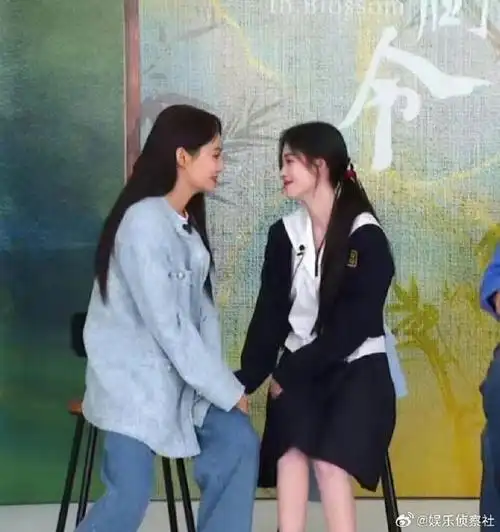 鞠婧祎吴佳怡贴贴