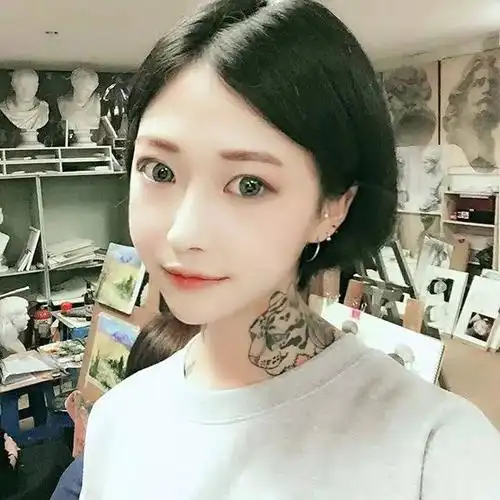 在边缘工作的美女 性感漂亮的韩国纹身师