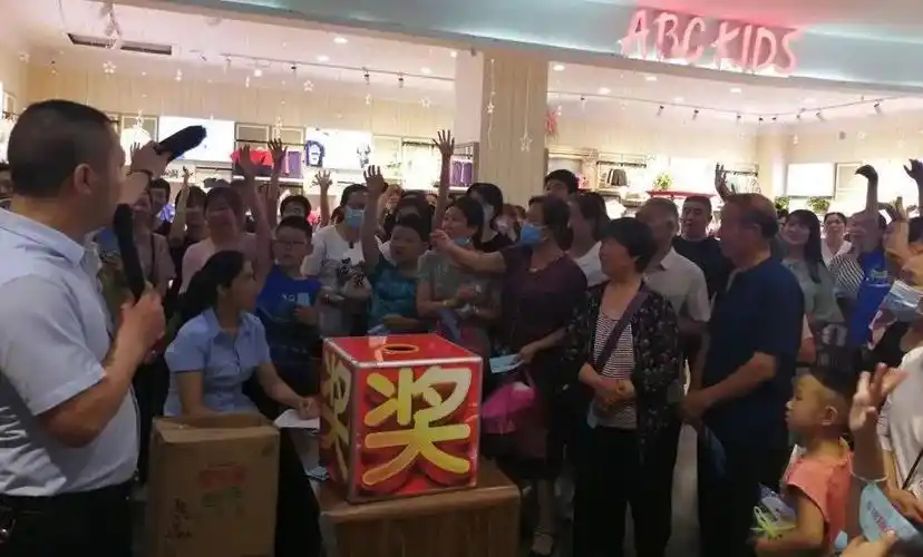 第四届包粽子大赛第一轮抽奖活动现场直击