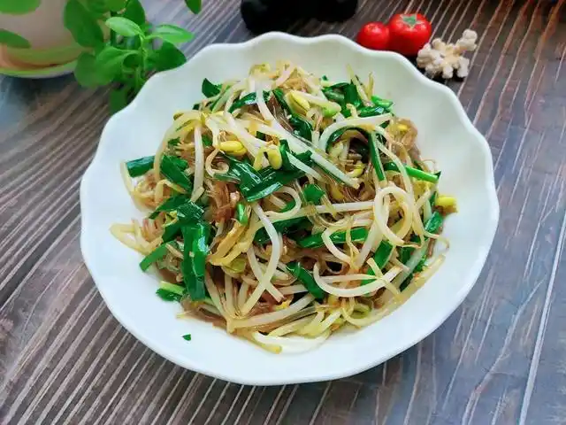 疫情期间肉比较贵,做个爆炒韭菜豆芽粉条,比肉还香!