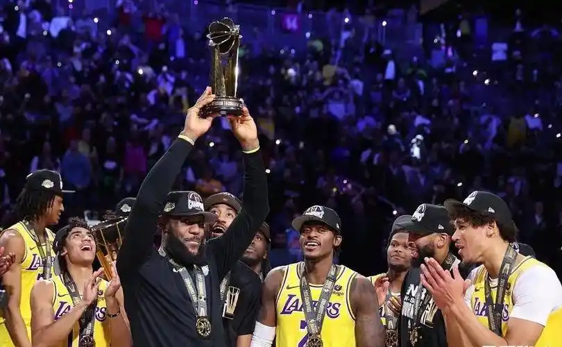 湖人官宣詹姆斯!