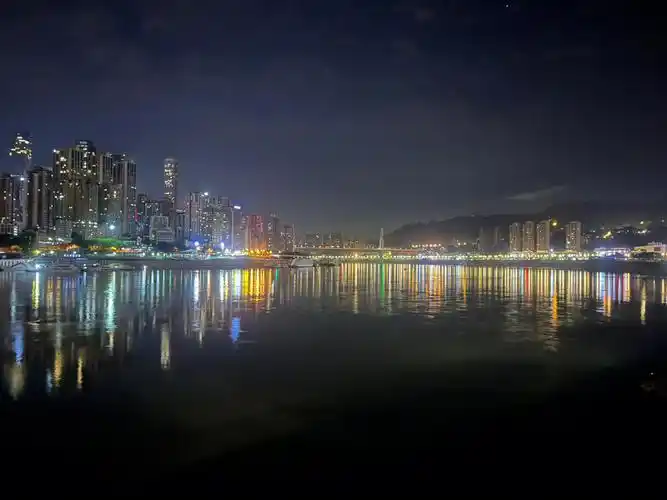 重庆夜晚的江景总让我想起罗纳河上的星夜