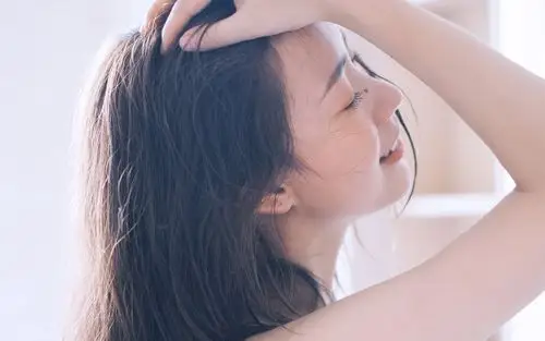 治愈系浴巾女孩图片桌面壁纸