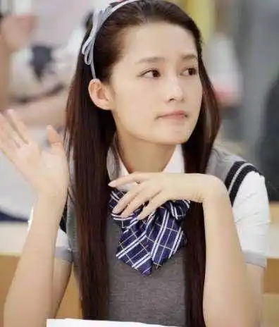 长相清淡的李沁,其他装扮并不太出众,校服照却很出众.