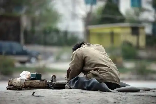 乞丐捧着金碗要饭,只求一粒米,没人给,富贵擦肩而过!