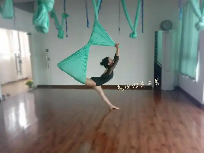 一字马都弱爆了,每天3分钟空中瑜伽蝴蝶式柔性下腰,拉出好身材
